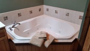 cabin-bathroom-whirlpool-tub-horns-ferry-hideaway