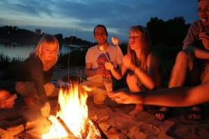 family-around-campfire-horns-ferry-hideaway