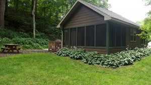 brown-cabin-exterior-screened-porch-horns-ferry-hideaway