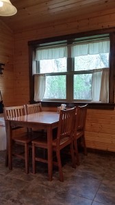 cabin-dining-table-horns-ferry-hideaway               