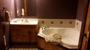 cabin-purple-bathroom-vanity-whirlpool-tub-horns-ferry-hideaway                     