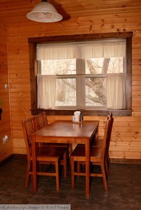 cabin-table-dining-horns-ferry-hideaway